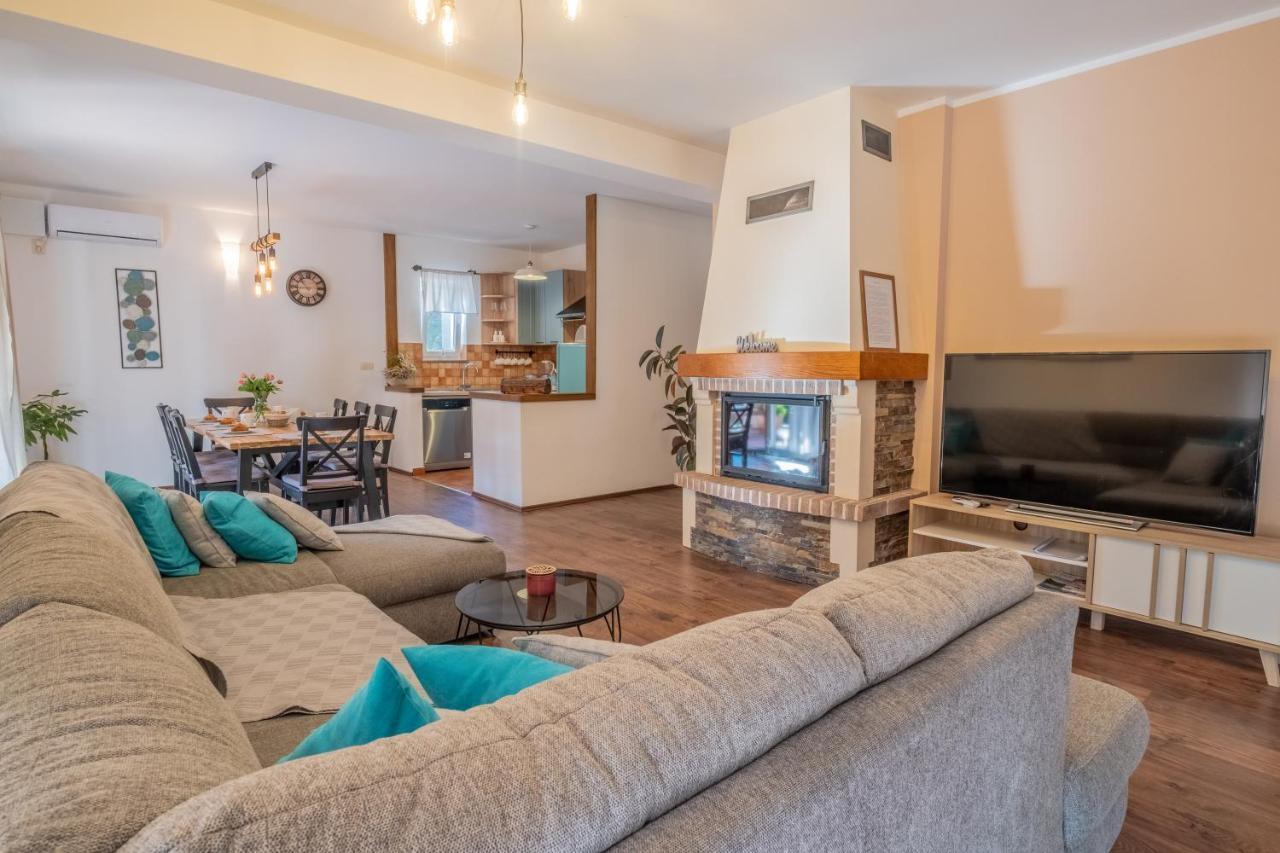 Amazing 4 Bedroom Villa With Swimming Pool And Wifi, Family Frendly Tribalj  Exterior photo
